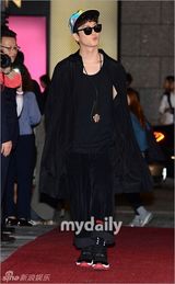 组图：李钟硕等出席时尚派对 宋茜低胸CL露腰