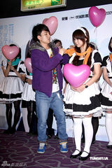 幻灯图：林宥嘉体验一日宅男 与可爱女仆同看电影