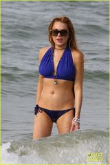 组图：林赛沙滩比基尼美乳抢镜 大腿多处淤青