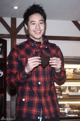 组图：潘玮柏抱兔女郎庆情人节 否认与江语晨拍拖