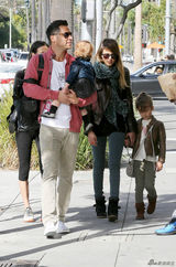 组图：阿尔芭一家外出用餐 爱女潮装初长成