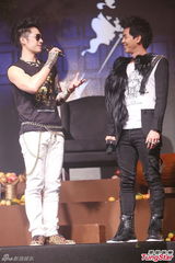 组图：吴建豪柯有伦代言走秀主打摇滚风