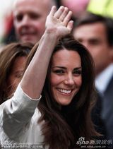 组图：准新娘凯特现身挥手 秀发飘散笑容迷人