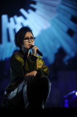 组图：周笔畅8日北京开唱 台上活力十足