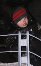 幻灯图集：朱莉和皮特带着两子女黑衣夜游