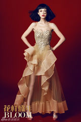 组图：杨雪春日时尚大片 优雅高贵气场十足