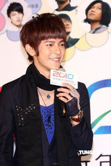 幻灯图集：林宥嘉年底忙不停 联手飞轮海宣告跨年 