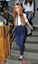 组图：T-ara清纯亮相粉丝签名会 白衬衫配仔裤