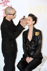 幻灯组图：Amanda S着黑色皮衣 帅气现身品牌发布会