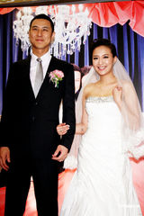 组图：何妤玟补请婚宴穿百万婚纱 婚后不急做人