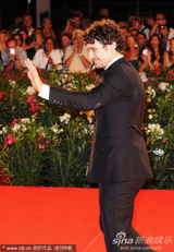 组图：电影《萨尔》首映 男演员Val Lauren大玩自拍