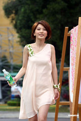 组图：Hebe清爽造型拍广告 否认Ella将婚