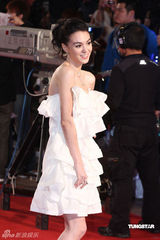 高清：张榕容白色短裙亮相 大摆pose青春可人