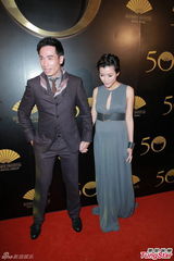 组图：陈豪夫妇亮相 陈茵媺挺大肚性感美丽