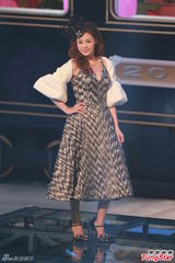 组图：港姐欧式复古礼服亮相 急智环节各显神通