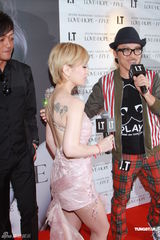 组图：滨崎步签写真集慈善义卖 绯闻男友默契相伴