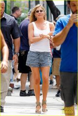 组图：44岁安妮斯顿背心热裤 疑真空当街激凸