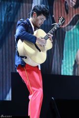 组图：苏打绿上海开唱 青峰模仿侧卧姐