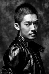 组图：张博冷峻写真曝光 尽现硬汉本色