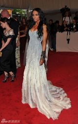 组图：美国时装学院庆典举行 众明星红毯竞艳