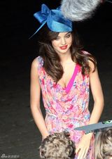 高清组图：超模米兰达-可儿拍写真花裙蓝帽抢眼