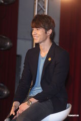 组图：韩星李东旭首度访台 粉丝见面会展亲切