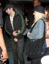 组图：克里斯蒂娜携男友夜晚出游难掩笑意