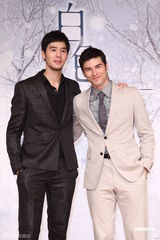 组图：凤小岳喜欢北海道雪景 谢欣颖首次升格女主角