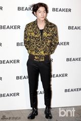 组图：尹胜雅任瑟雍携爱犬出席宠物店开业庆典