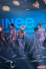 组图：韩国组合SHINee花衫开唱 台上劲歌热舞