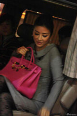 幻灯图集：黄奕低调现身香港 手持限量版名包