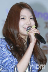 组图：少女时代秀英出席活动 短裙秀长腿