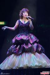 组图：朱咪咪红馆开唱 舞狮助兴飨歌迷