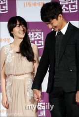 组图：李贞贤徐英周出席新片《犯罪少年》发布会