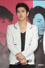 组图：SJ-M台北签唱会 兄弟情深互喂台湾小吃