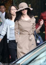 组图：林志玲礼帽配风衣尽显高贵 尴尬险上错车