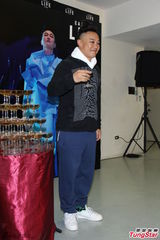 组图：陈奕迅台北火热开唱 台上大玩变装秀