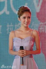 组图：李念亮相杭州代言 金发造型尽显潮范儿 