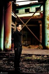 组图：边原街拍大片曝光 演绎城市行走的力量