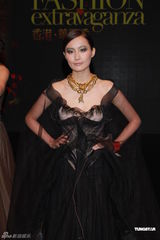 组图：香港时装节开幕 周秀娜谢婷婷等性感抗寒流