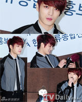 组图：JYJ为慈善捐款 金在中休闲皮装亮相代表