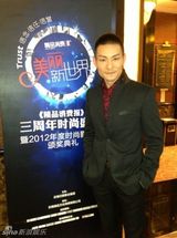 组图：杜奕衡休闲装出席周年庆典