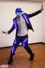 组图：蔡旻佑勤练六块肌 色诱天心同台飙歌