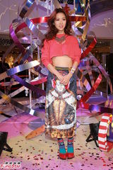 组图：薛凯琪小秀蛮腰 人体作画引人侧目