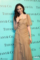 组图：安以轩秀美背李承铉护花 吴佩慈李小璐拼美胸