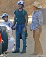 组图：小贝一家骑马出游 辣妹变身酷帅女骑士