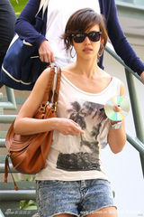 幻灯图集：杰西卡-阿尔芭雪花牛仔短裤清凉现身