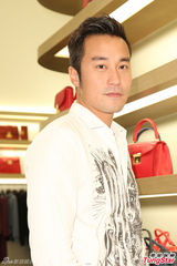 组图：张孝全遇女粉丝爆粗口 快闪结束活动