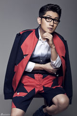 组图：金志文红色系写真 穿潮人短裤玩吉他