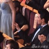 组图：吴奇隆2012年曾亲昵牵手刘诗诗眼神温柔